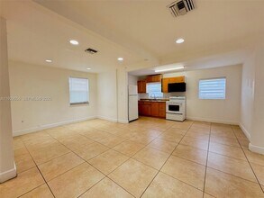 2406 McKinley St in Hollywood, FL - Building Photo - Building Photo