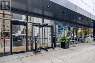 488 University Ave in Toronto, ON - Building Photo - Building Photo