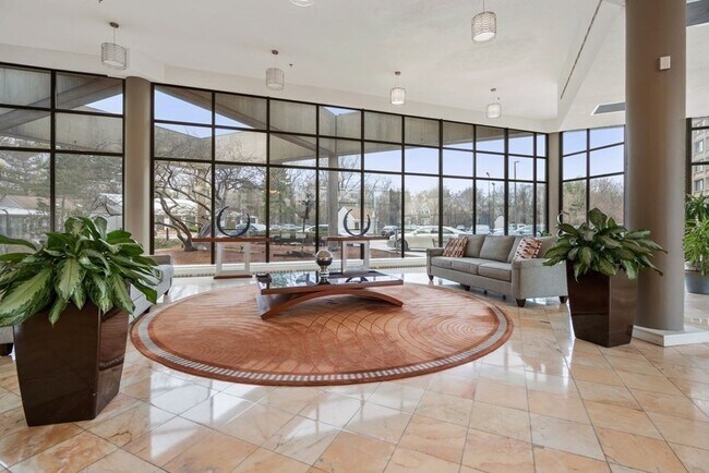 250 Hammond Pond Pkwy in Newton, MA - Building Photo - Building Photo