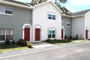 5712 Townhouse Dr in New Port Richey, FL - Building Photo
