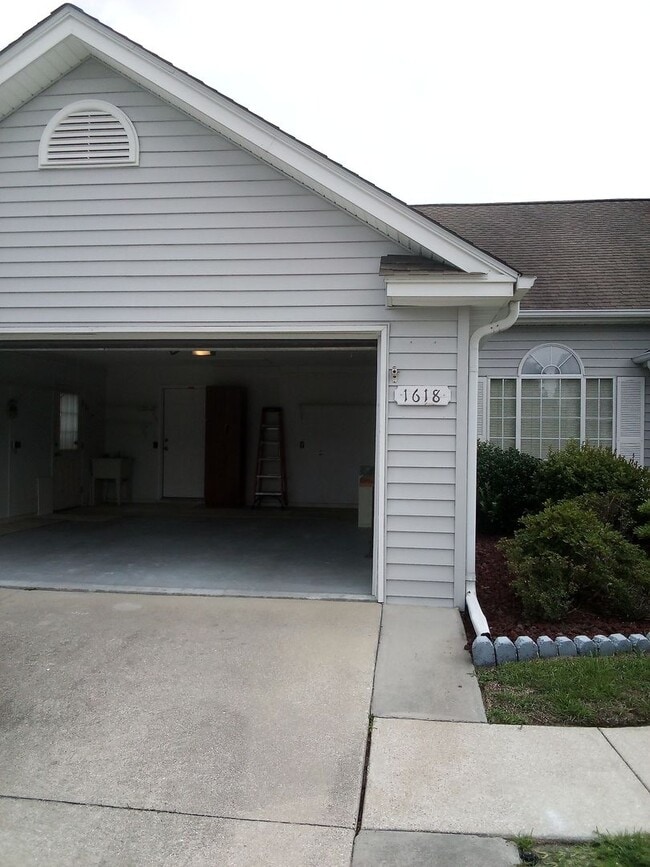 1618 Montclair Dr in Myrtle Beach, SC - Foto de edificio - Building Photo