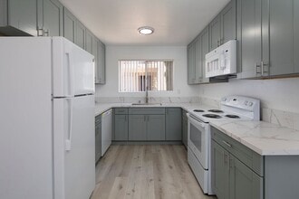 12502 Oak Knoll Rd in Poway, CA - Building Photo - Building Photo