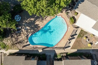 1000 River Bend Dr in Lancaster, TX - Foto de edificio - Building Photo