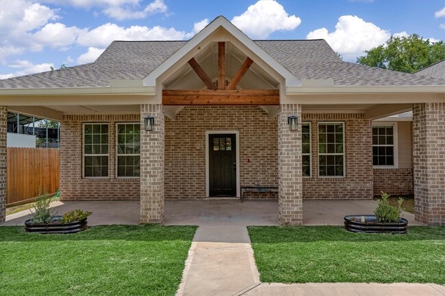 24738 Roscommon Ln in Hempstead, TX - Building Photo - Building Photo