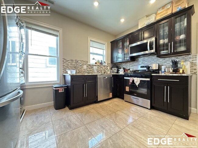 83 Newbury St, Unit 3 in Somerville, MA - Foto de edificio - Building Photo