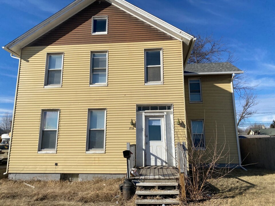 2538 Rockingham Rd in Davenport, IA - Building Photo