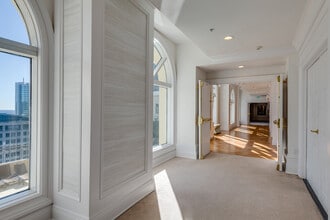 3334 Peachtree Rd in Atlanta, GA - Foto de edificio - Building Photo