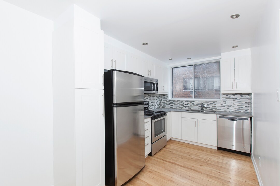 Jardins Decelles in Montréal, QC - Building Photo