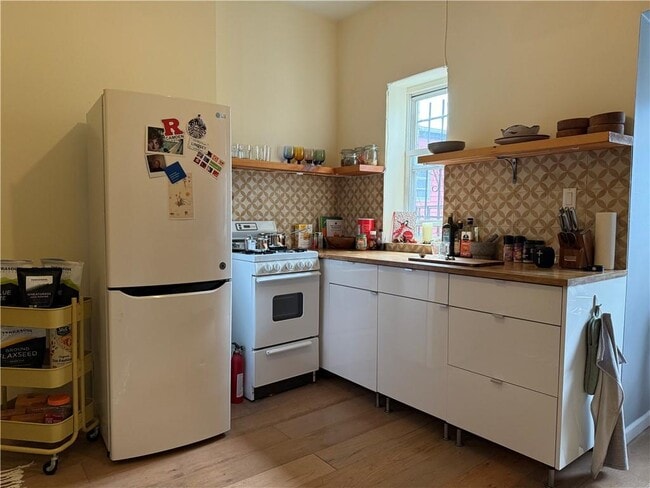 42 Clermont Ave in Brooklyn, NY - Foto de edificio - Building Photo