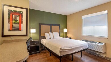 5830 Westpark Dr in Charlotte, NC - Building Photo - Building Photo