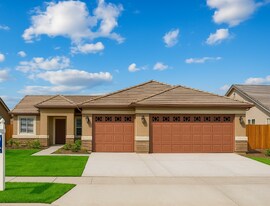 1407 W Burgundy Ct in Hanford, CA - Building Photo