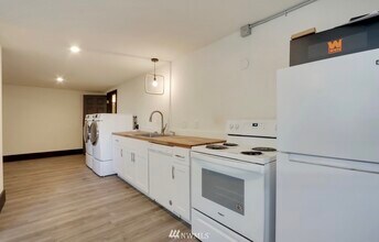 1102 6th Ave SW, Unit B in Puyallup, WA - Foto de edificio - Building Photo