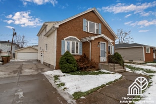 28 Poinciana Pkwy in Cheektowaga, NY - Building Photo