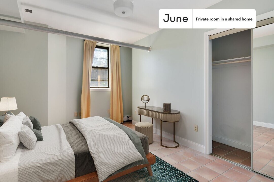 Private bedroom in 5 bed/3 bath Home in Boston, MA - Building Photo