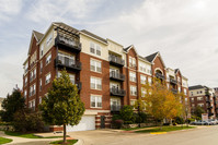 The Residences at the Grove in Forest Park, IL - Foto de edificio - Building Photo