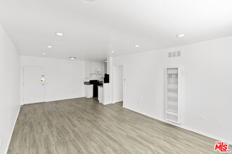 15314 Gault St in Los Angeles, CA - Building Photo - Building Photo
