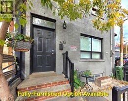 658 Dundas St W in Toronto, ON - Building Photo