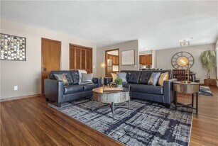 6 Connie Ln in Bella Vista, AR - Building Photo