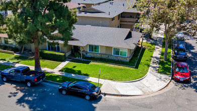 2732 W Aurora St in Santa Ana, CA - Foto de edificio - Building Photo