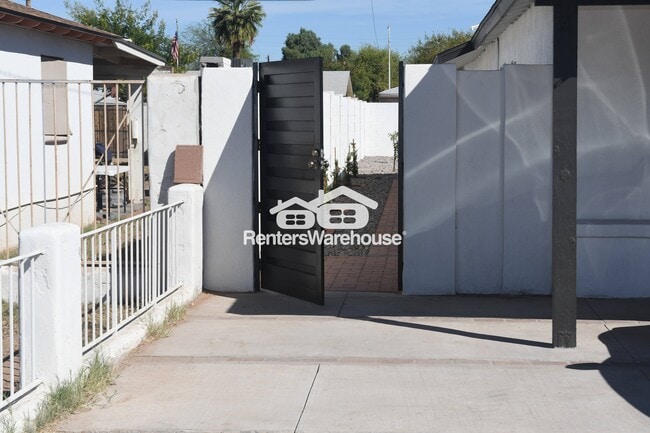 222 E Southgate Ave in Phoenix, AZ - Foto de edificio - Building Photo