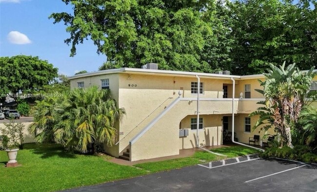 900 NE 26th St, Unit 9 in Wilton Manors, FL - Building Photo - Building Photo