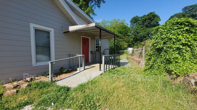 504 S Main St in Greer, SC - Building Photo