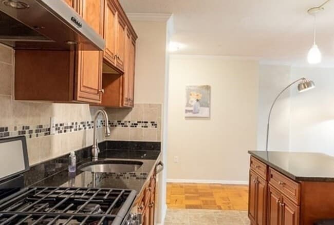 property at 2 Hawthorne Pl