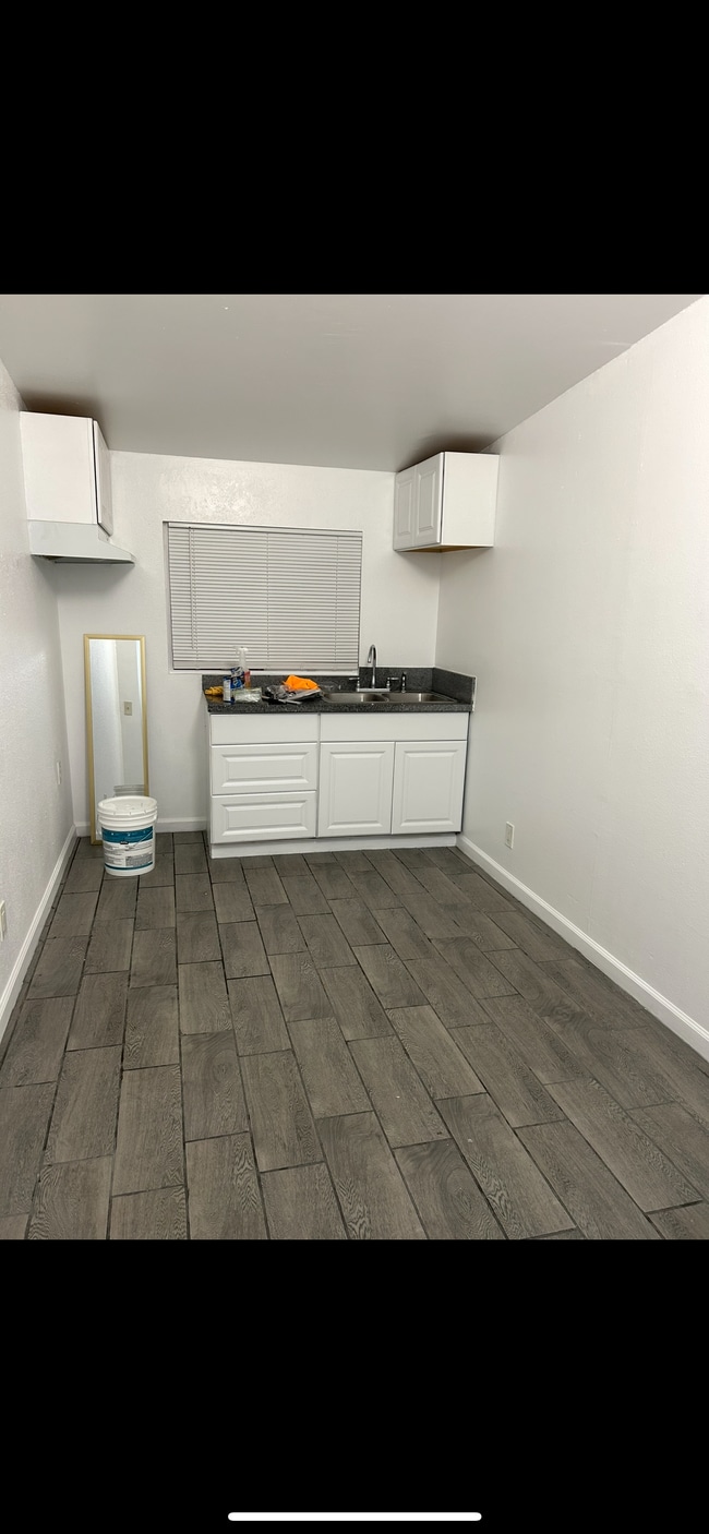 10962 Sampson Ave, Unit Middle unit in Lynwood, CA - Foto de edificio - Building Photo