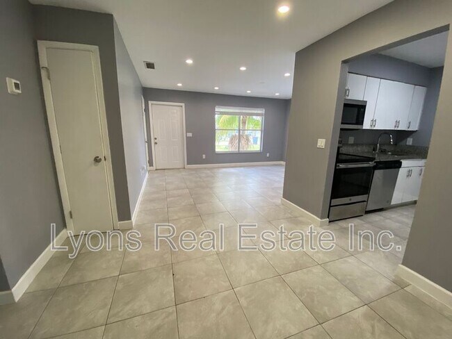 4186 Pine Drop Ln in North Fort Myers, FL - Building Photo - Building Photo