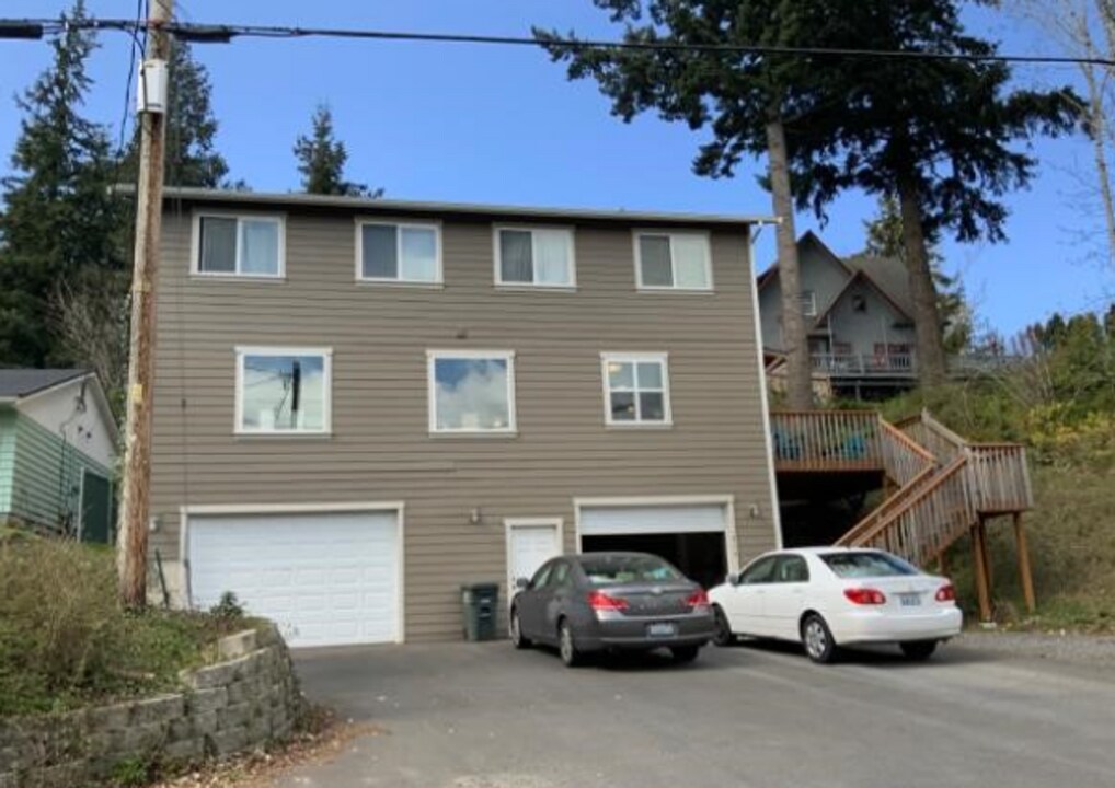 215 N 34th St in Bellingham, WA - Building Photo