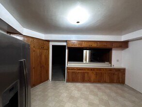 3843 Dalehurst Dr in Bakersfield, CA - Foto de edificio - Building Photo