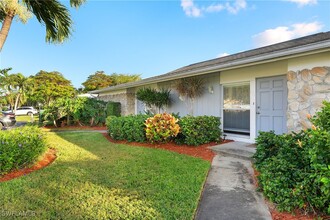 654 Palm View Dr in Naples, FL - Building Photo - Building Photo