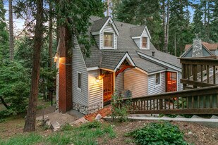 647 W Victoria Ct in Lake Arrowhead, CA - Building Photo