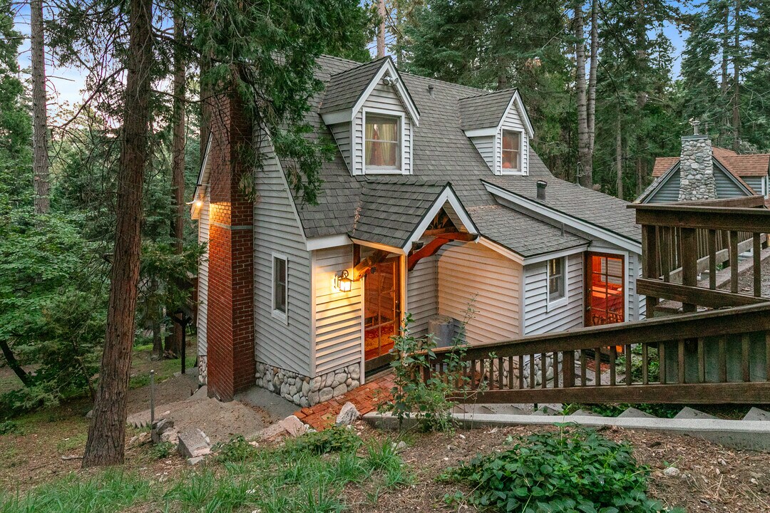 647 W Victoria Ct in Lake Arrowhead, CA - Building Photo