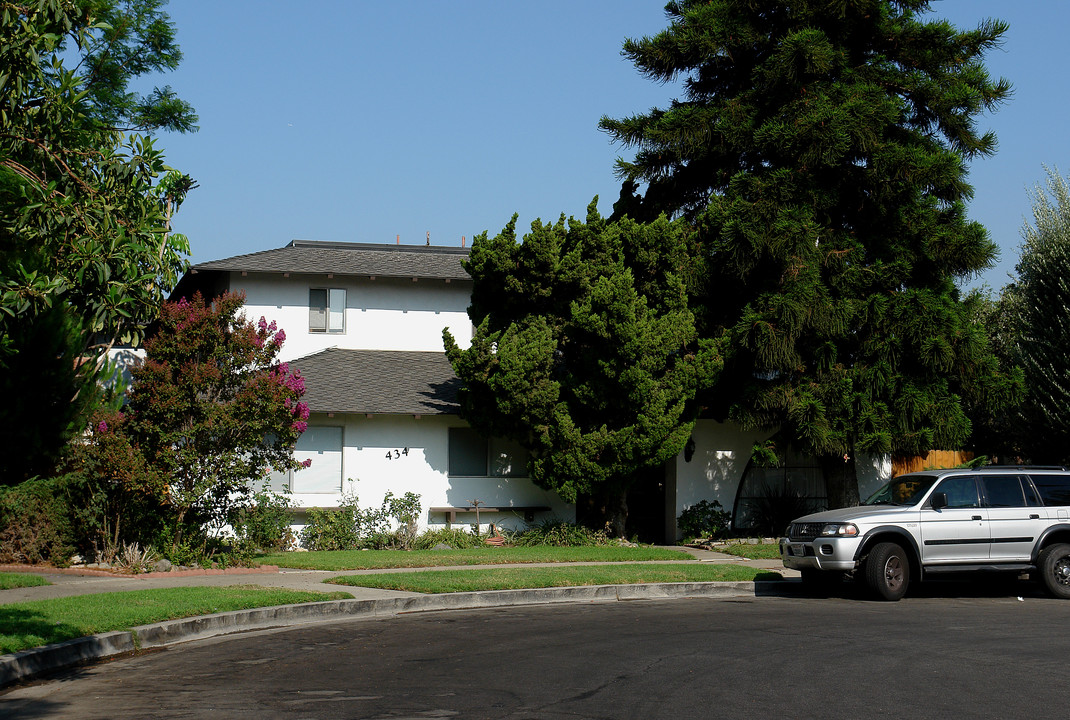 434 W Tularosa Ave in Orange, CA - Foto de edificio