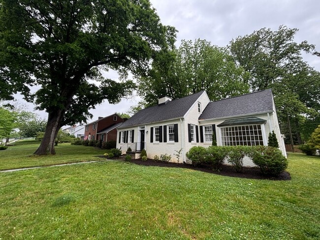 210 Locust Ave in Salem, VA - Building Photo - Building Photo