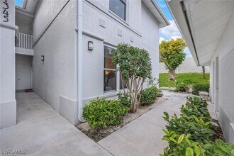 1345 Charleston Square Dr in Naples, FL - Foto de edificio - Building Photo