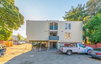 Pinewood Terrace in Oakland, CA - Building Photo - Building Photo