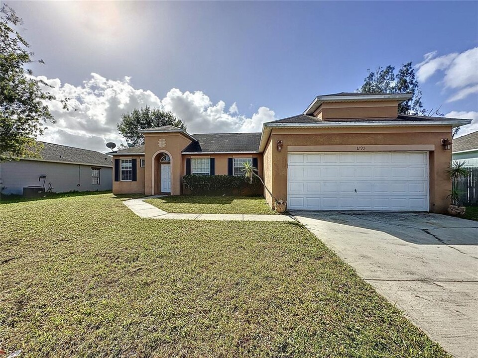 1195 Cambourne Dr in Kissimmee, FL - Building Photo