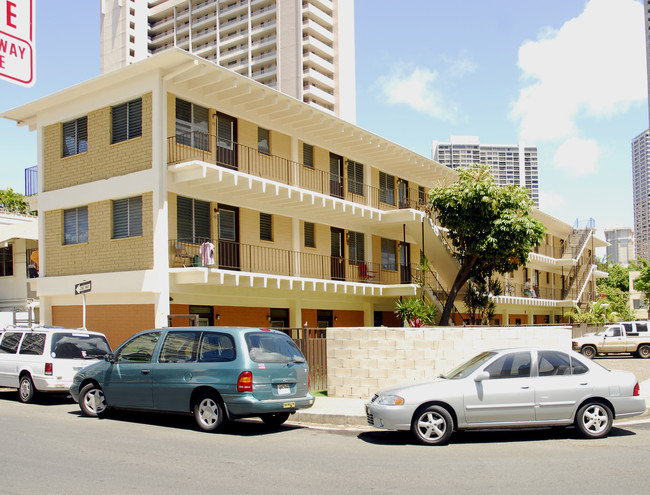 Hale Kahakai Apartments in Honolulu, HI - Building Photo - Building Photo