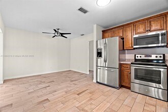 838 NW 10th Ave in Dania Beach, FL - Foto de edificio - Building Photo
