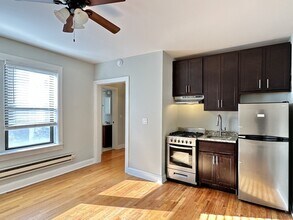 627 W Patterson Ave, Unit M08H in Chicago, IL - Building Photo - Building Photo