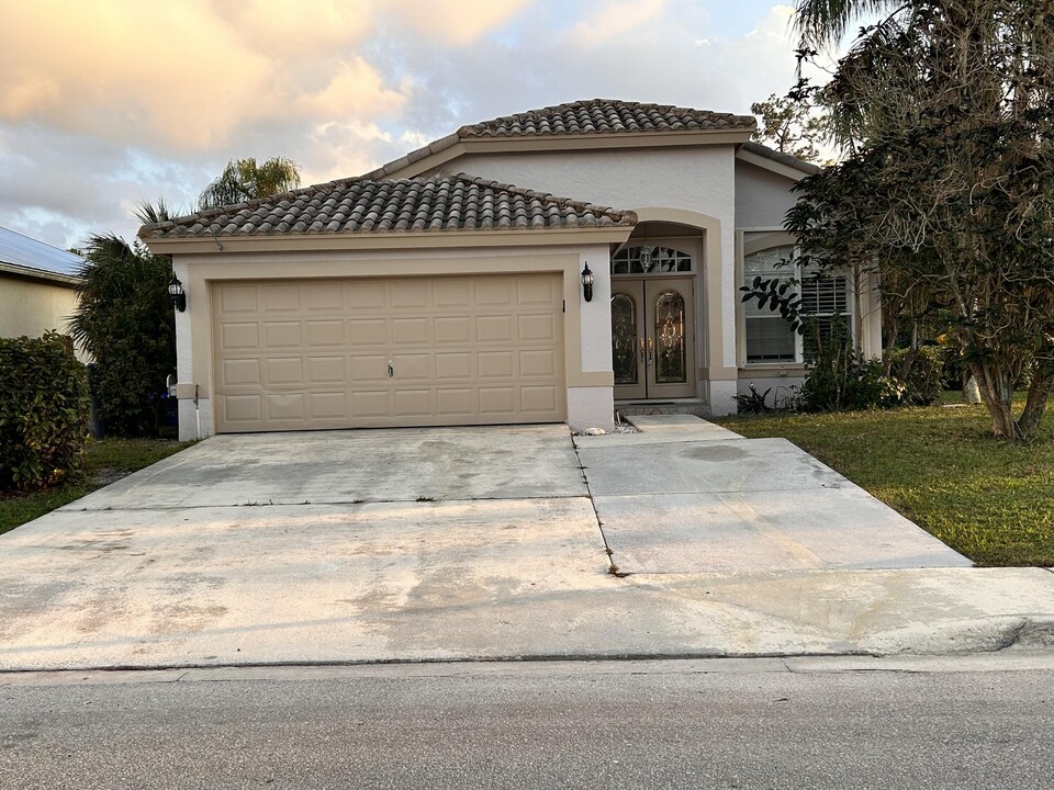 615 Lake Wellington Dr in Wellington, FL - Building Photo