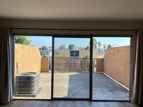 1890 S Cochran Ave, Unit 1890 S Cochran Ave Apt 13 in Los Angeles, CA - Foto de edificio - Building Photo