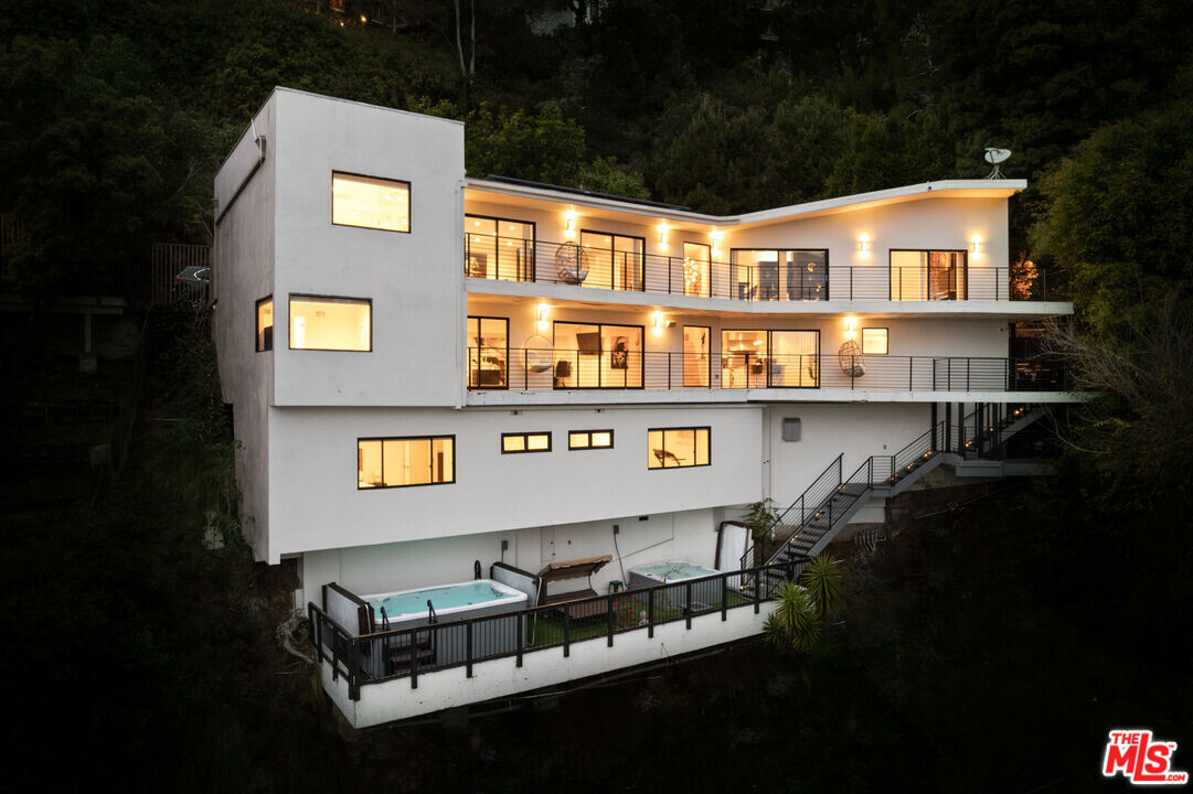 8514 Hillside Ave in Los Angeles, CA - Building Photo