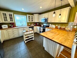 1118 Trapelo Rd in Waltham, MA - Building Photo - Building Photo