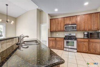 245 Buckingham Dr in Kyle, TX - Foto de edificio - Building Photo