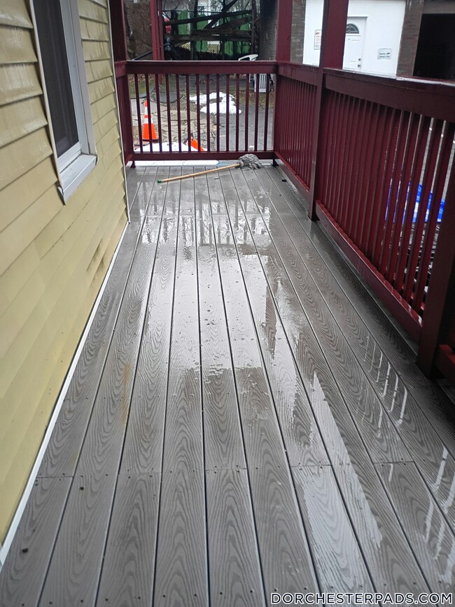 81 Ruthven St, Unit 1 in Boston, MA - Foto de edificio - Building Photo