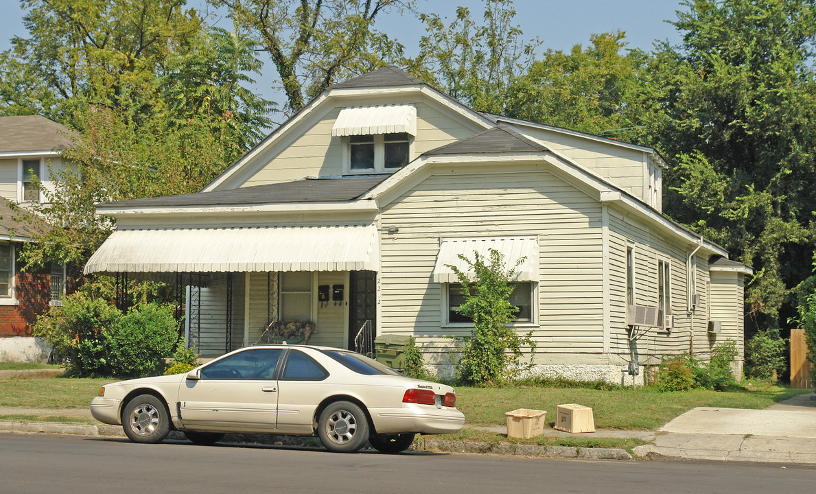 2202 Madison Ave in Memphis, TN - Building Photo