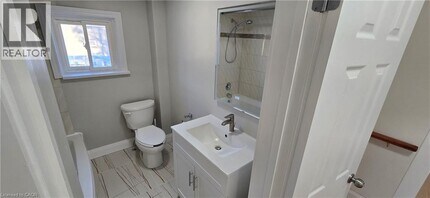 42 Madison Ave N in Kitchener, ON - Building Photo - Building Photo